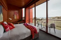 Iron Creek Bay Estate Hotels in Carlton