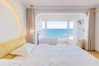 Encounter a guesthouse with a sea view. 후사광장 주변 호텔