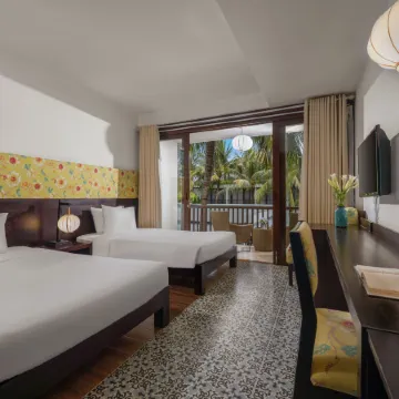 Emerald Hoi An Riverside Resort Отели рядом с достопримечательностью «Japanese Covered Bridge»