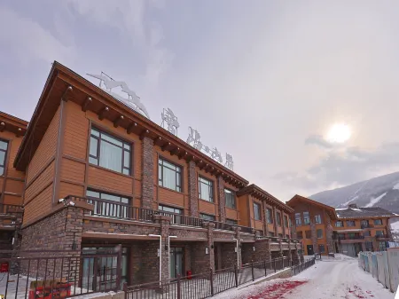 Xueyu Mountain Villa · Private Chalets · Single family townhouse hotel