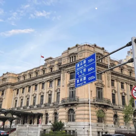 Guoshi Hotel (Dalian Donggang Business District Harbour Plaza Subway Station)