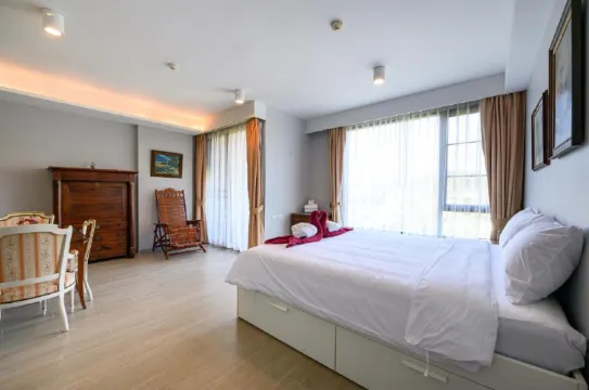 อพาร์ตเมนต์แบบสามห้องนอนพร้อมวิวทะเล