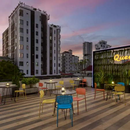 Queen Mansion Hotel & Stays Отели рядом с достопримечательностью «Русский рынок»