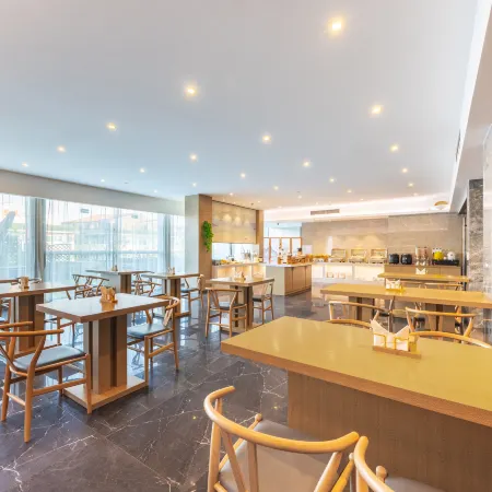 Qingmu Platinum Hotel (Danyang High-Speed Railway Station Wuyue Plaza)