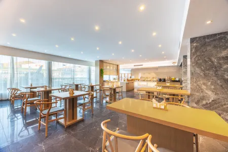 Qingmu Platinum Hotel (Danyang High-Speed Railway Station Wuyue Plaza) Отели в г. Даньян