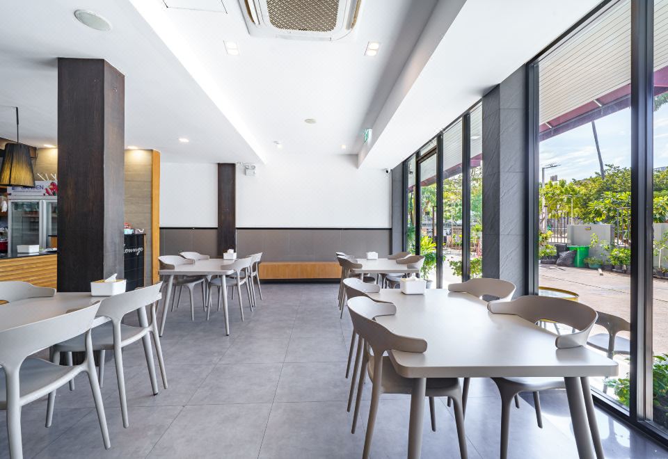 새롭게 단장한 수영장