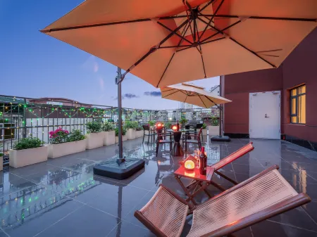 EZZI HOTEL Отели рядом с достопримечательностью «Guanshan Park in Holland Style»