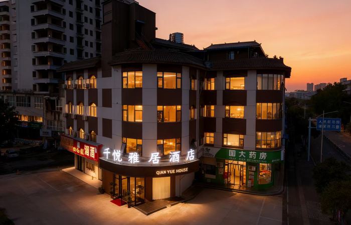 Qianyue Elegant Residence | AWAKENING · ETHEREA Zero Pressure Design Hotel (Baofeng Railway Station)