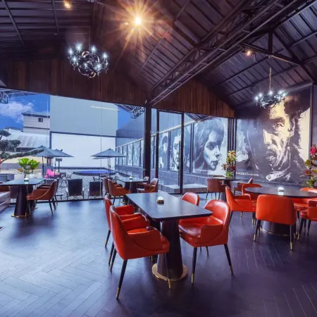 Heijin Liuli Hotel (Dehong Longchuan Munao Zongge Square)