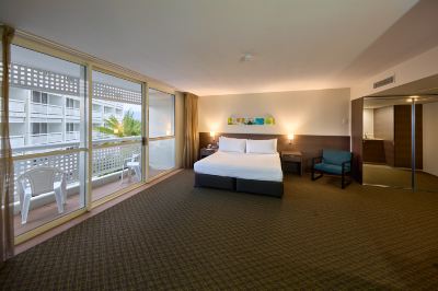 プレミアム キングルーム ホリデイ・イン ケアンズ ハーバーサイドの写真