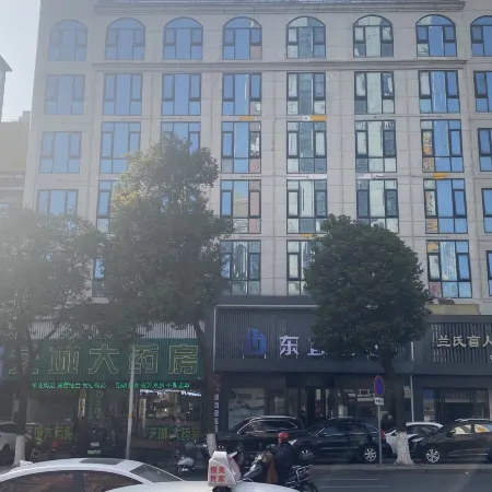 Dongyi Hotel (Yueyang Jinwei City Plaza)