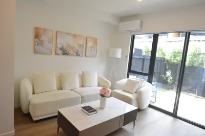 Morden 3BR Townhouse Gated Community Parking Free | CCTV Hotels near Waitakere