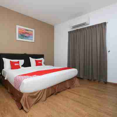 OYO 89915 East Mount Hotel Rooms