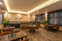 Hotel Emerald Suites At Delhi Airport - 民宿