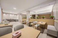Pebble Hotel (Chifeng Aohan Banner) - parking