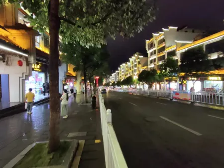 Zhenxiong Yunfu Hotel Отели рядом с достопримечательностью «Chishuiyuan Square»