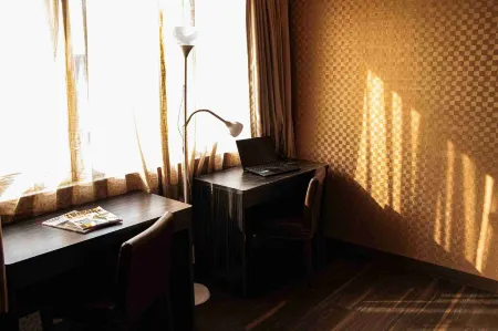 West Hotel Отели рядом с достопримечательностью «Chung Tai Chan Monastery»