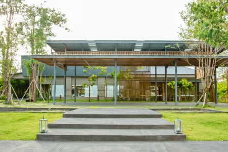 The Park Hotel Отели рядом с достопримечательностью «Textile Museum Naresuan University»