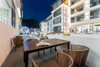Floral Hotel·Luanchuan Guanshan Moon Homestay (Laojunshan Zhongling Cableway Store)