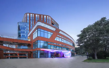 R  ROYALSS HOTEL Отели рядом с достопримечательностью «Songzhuang Huajia Cun Gallery»