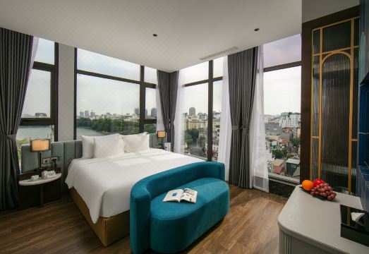 MAY DE VILLE Lakeside Hotel