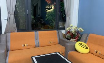Tustin Boutique 썸네일
