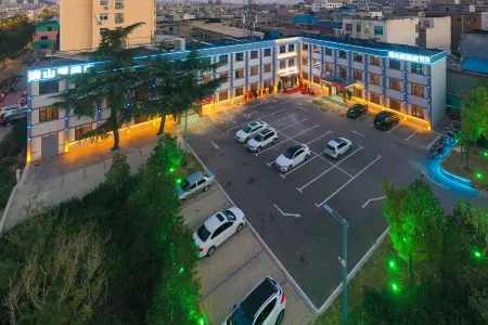 Dengfeng Qingshanju Hotel (Shaolin Avenue Downtown Branch) Отели рядом с достопримечательностью «Junji Peak»