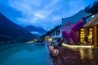 Hailuogou Luanxi Hidden Mountain Snow Mountain Scenic Hot Spring Resort Hote - Romantic