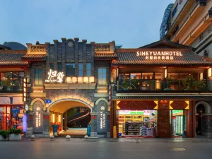 RETURN Courtyard Hotel