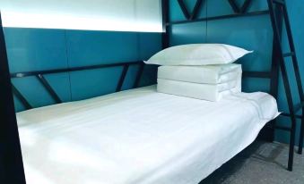 Penguin Light Stay at E-sports Hotel