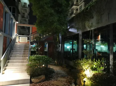 Homexuite Vacation Condo @ Sri Indah Отели рядом с достопримечательностью «Agnes Newton Keith Home»