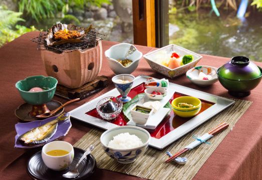 야츠산칸 료칸의 조용한 정원 또는 복도 모습