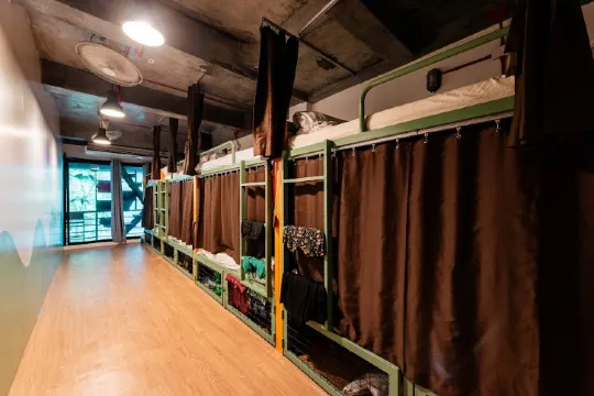 เตียงในหอพักรวมชายหญิง 8 เตียง