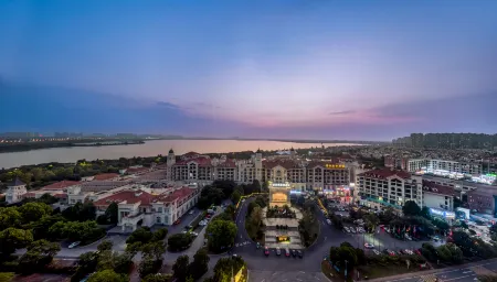 Wuhu Country Garden Phoenix Hotel Отели рядом с достопримечательностью «Anhui Normal University Qijiang College (Wenjin Campus)»