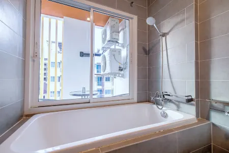 Phuket Meet Holiday International Hotel-Patong Отели рядом с достопримечательностью «Tha Rua Shrine»