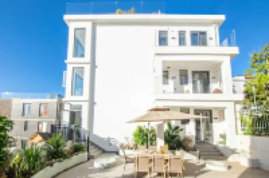 大理娜莉婭Nalia·Villa Holiday海景度假民宿(大理機場洱海店) 鄰近滇西應用技術大學的酒店