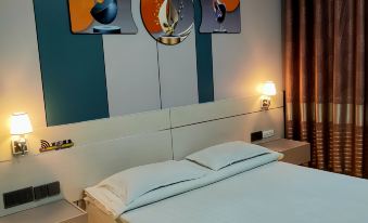 Zhengding Yibai Hotel