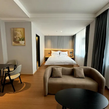 Yiju Fashion Hotel (Minquan Railway Station Shop)