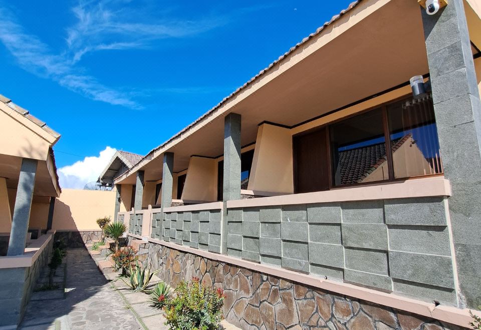 1. 세마라 인다 호..