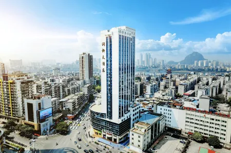 Runliu Grand Hotel (Liuzhou Five Star Pedestrian Street) Отели рядом с достопримечательностью «Liuzhou Zoo»