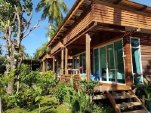 มุกมนต์ตรารีสอร์ตซีฟร้อนท์ โรงแรมในอำเภอ กันตัง