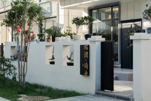 Songlan Qishe Hotel