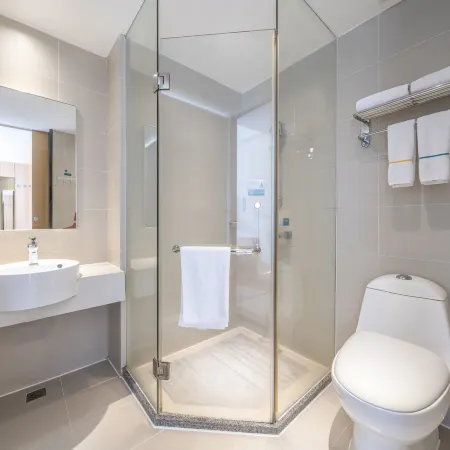 City Convenient Hotel (Zhanjiang Wuchuan New World Plaza Branch)