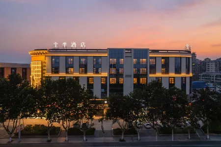 Hualuxe Hotels and Resorts（Haiyang Golden Conch Square) Отели в г. Хайян