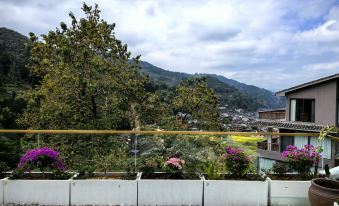 Mountain Whisper & Blooming Verse Scenic View Inn (Zhaoxing)