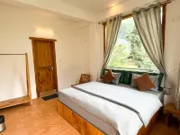 Young Monk Hostel & Cafe Jibhi