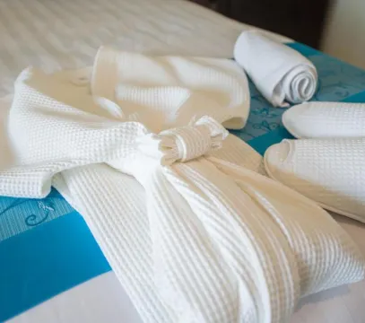 ห้องดีลักซ์ เตียงใหญ่ พร้อมระเบียง