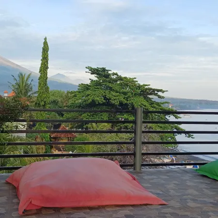 Amed Sari Beach Guesthouse Отели рядом с достопримечательностью «Пляж Амед»