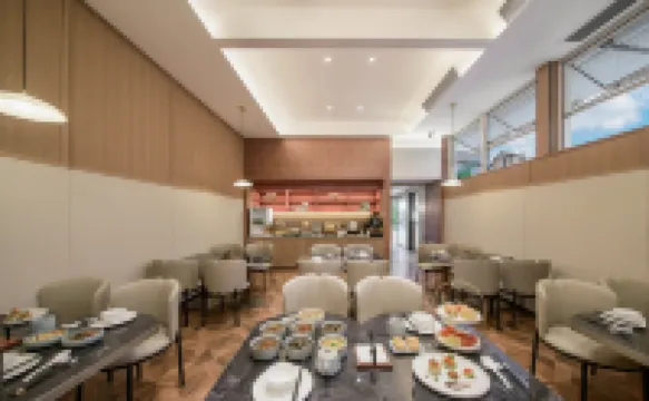 Holiday Four Seasons Hotel (Jiefangbei Pedestrian Street Hongyadong)