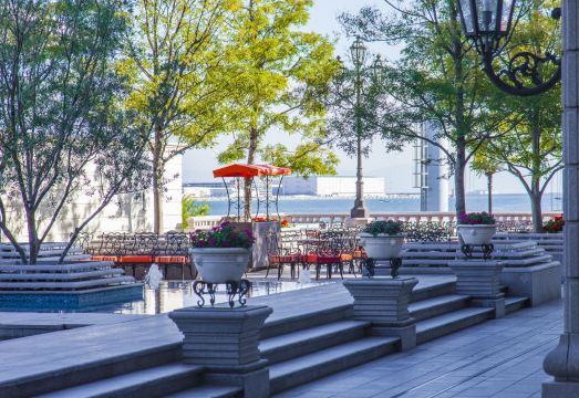 호텔 라 스위트 고베 하버랜드에서 제공되는 고급스러운 객실 내 조식 세트